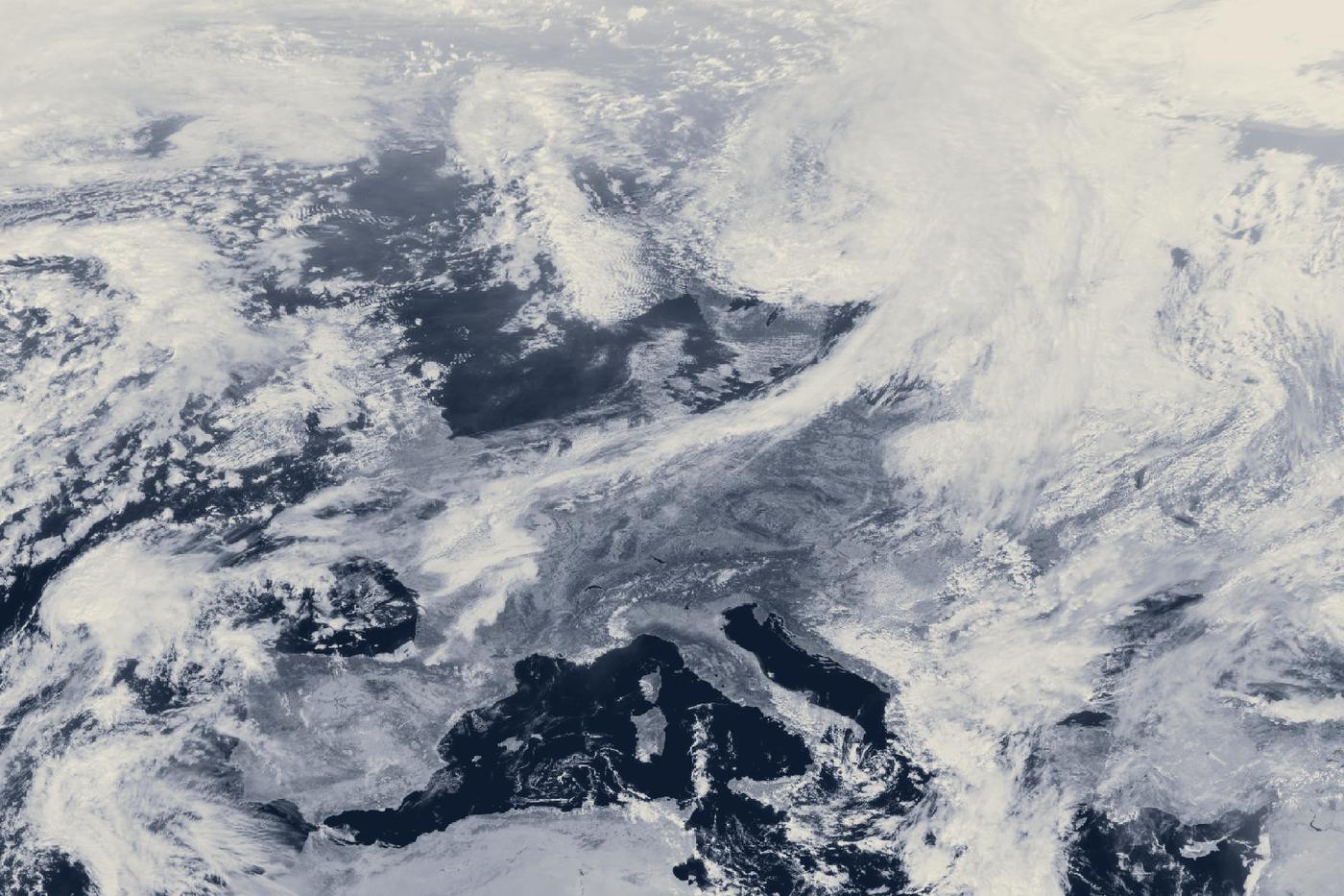 L'Europe sous les nuages, vue par le satellite européen Meteosat Troisième Génération le 26 septembre 2026 à midi.